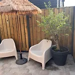Beachhouse Noteboom, Omheinde Tuin