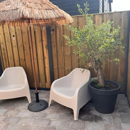 Beachhouse Noteboom, Omheinde Tuin