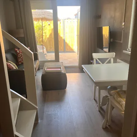 Beachhouse 't Notedopje, Omheinde Tuin Apartamento